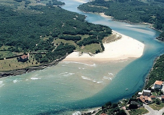 Playa de la Arena, en Arnuero.