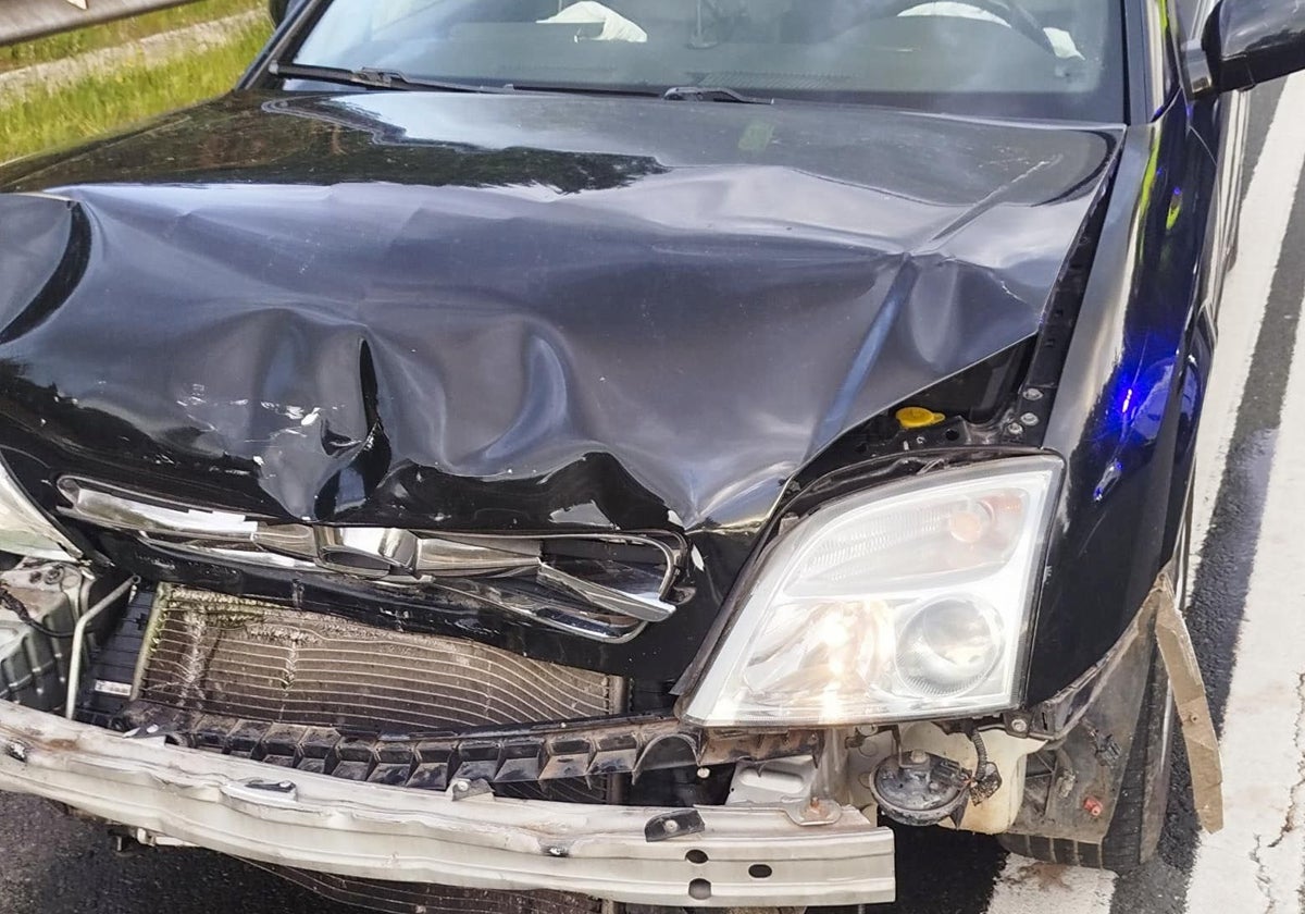 Un conductor sin carné se salta un control, saca a dos coches de la vía y causa un accidente con dos heridos