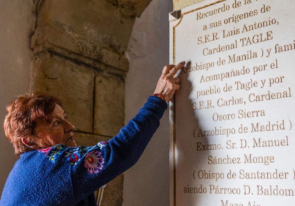 Elena Delgado muestra la placa en recuerdo de la visita del cardenal Tagle que luce en la iglesia de San Pedro de Tagle.