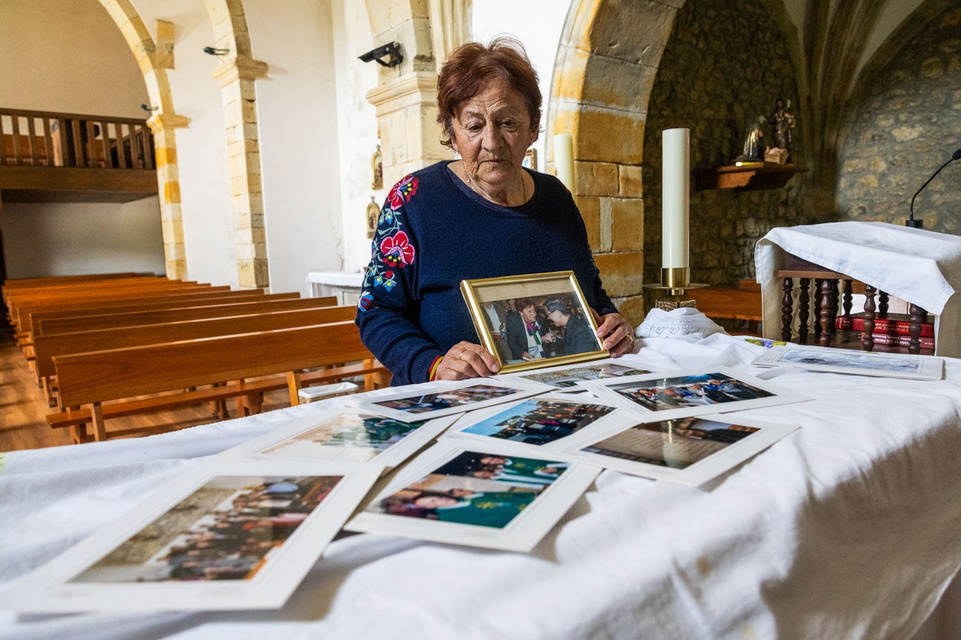 Elena Delgado muestra sobre el altar todos los recuerdos que guarda de la visita del cardenal filipino.