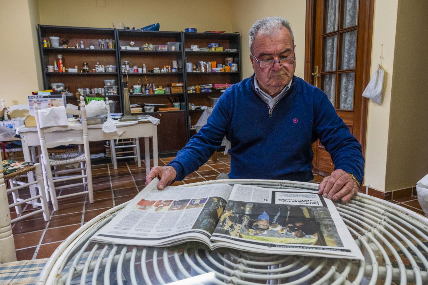 César Laguillo González lee una información del cardenal Tagle en el centro cultural que hay anexo a la ermita de Nuestra Señora de Guadalupe, que fue el lugar al que llegó el aspirante a papa en 2017.