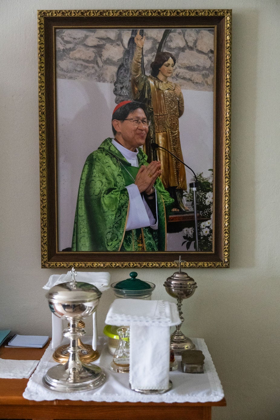 Imagen sonriente del cardenal Tagle, en una misa celebrada durante su visita a Cantabria.