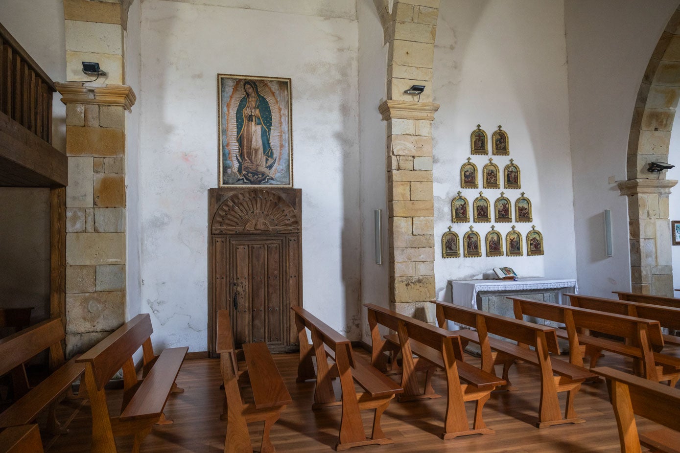 Imagen de iglesia de San Pedro, en Tagle, donde se ve una imagen de la virgen de Guadalupe.