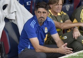 Veljko Paunovic, junto a Arzeno, en el banquillo de El Alcoraz.