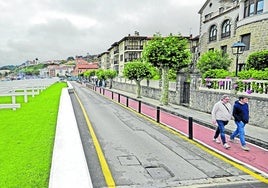 Una de las zonas verdes junto al vial de acceso a la playa de Comillas.