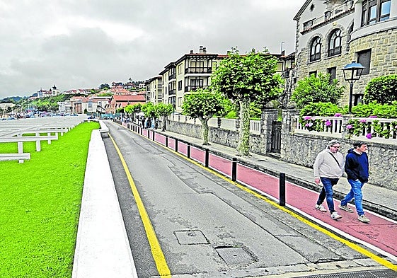 Una de las zonas verdes junto al vial de acceso a la playa de Comillas.