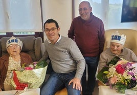 Julia Argüelles y María Carriles con el alcalde de Val de San Vicente y el pedáneo de Luey.