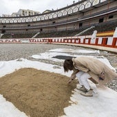 Muestra de arena extendida sobre el suelo del coso de Cuatro Caminos.