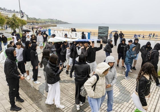 Los alumnos del IES Andreu Alfaro de Paiporta, de paseo ayer por El Sardinero.