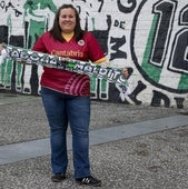 La presidenta de la APR, Judit Jambrina, frente al mural del plante en Copa.