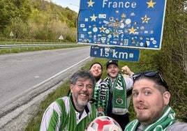 José, a la izquierda, y el resto del grupo a punto de cruzar la frontera de entrada a Francia.
