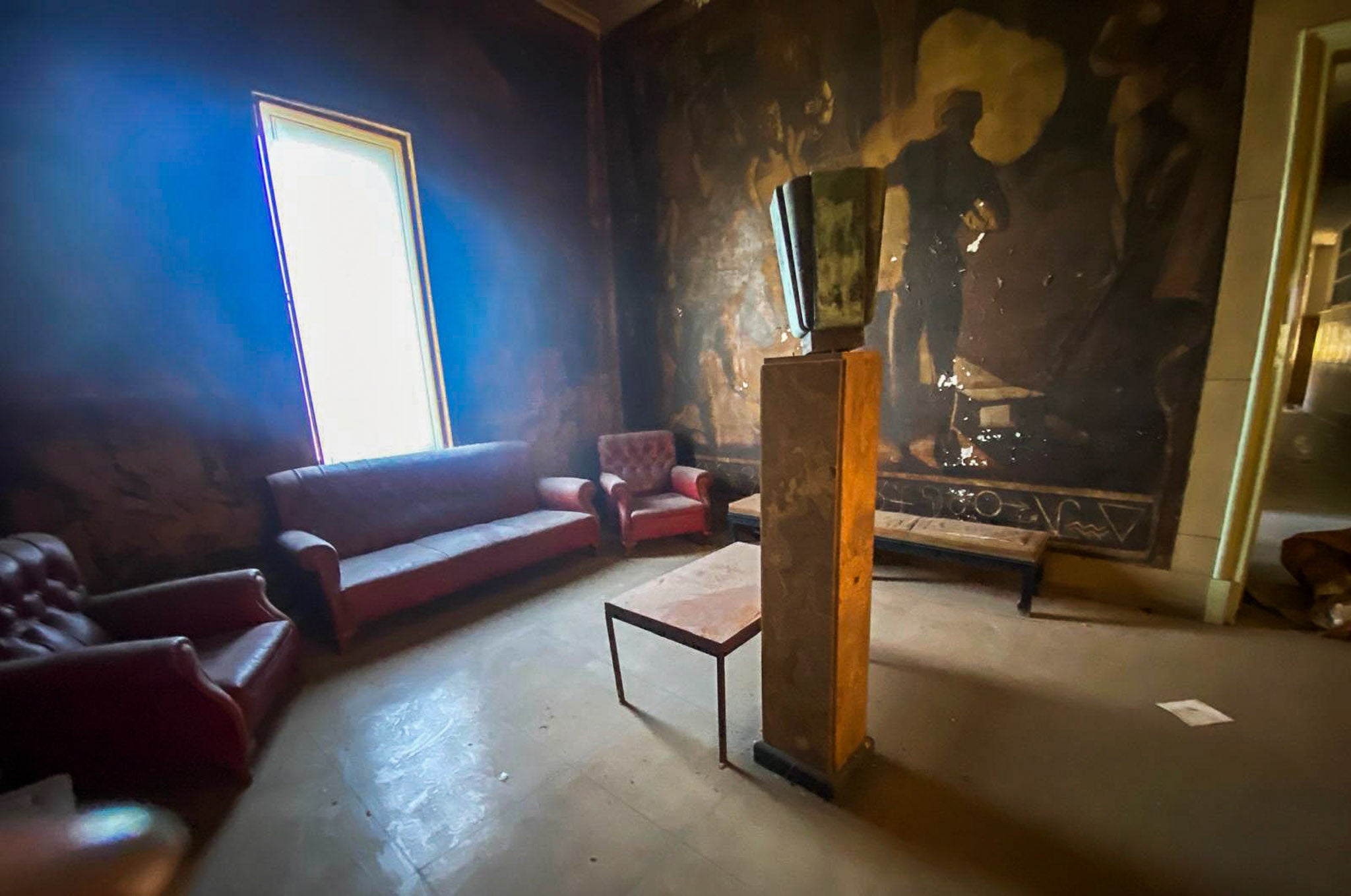 Una escultura preside el centro de este espacio, con sillones y obras de arte.