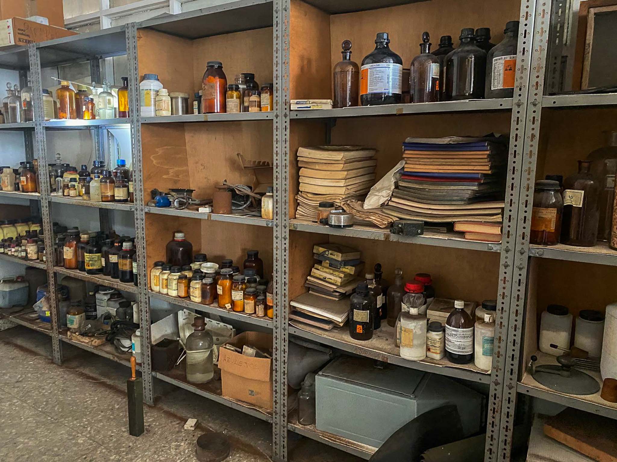 En las estanterías de Sniace pueden verse todo tipo de cosas, desde documentos hasta productos químicos. 