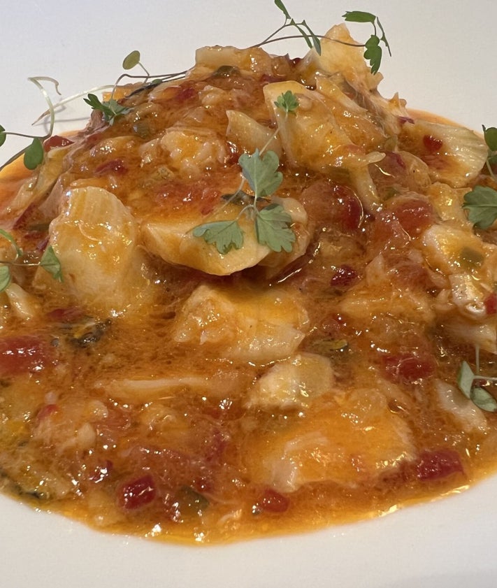 Imagen secundaria 2 - Revuelto de perrechicos; alcachofas, huevo y langostinos y bacalao al ajo arriero. 