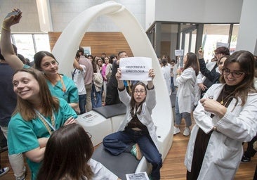 Aspirantes MIR en la jornada de puertas abiertas en Valdecilla