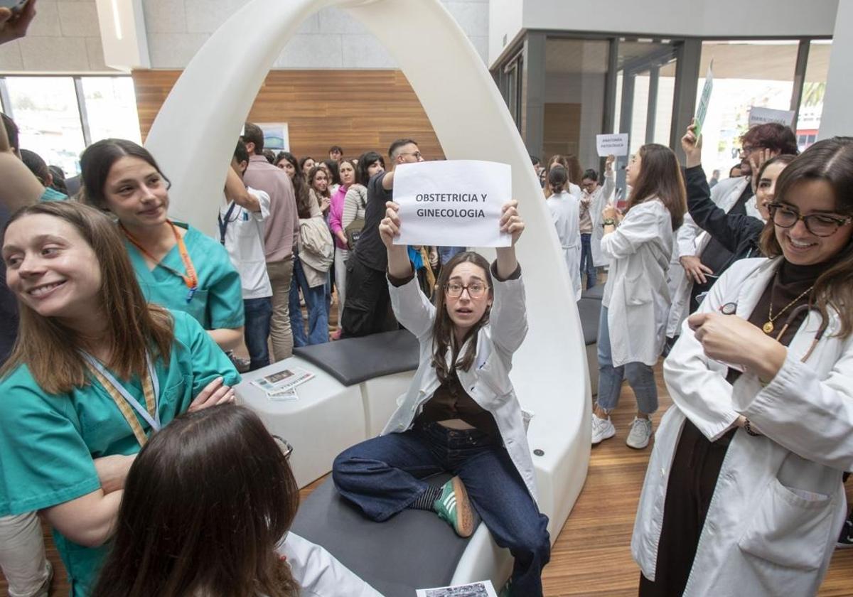 Aspirantes MIR en la jornada de puertas abiertas en Valdecilla