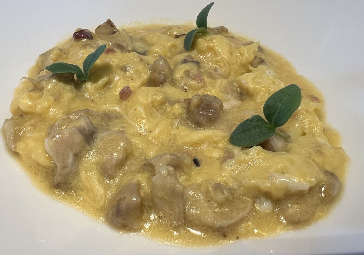Imagen principal - Revuelto de perrechicos; alcachofas, huevo y langostinos y bacalao al ajo arriero. 