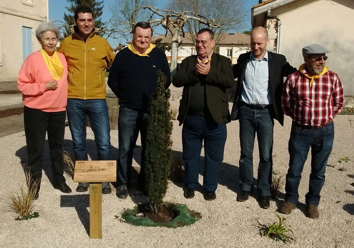 Val de San Vicente y Mios celebran en la localidad gala el 25 aniversario de su hermanamiento