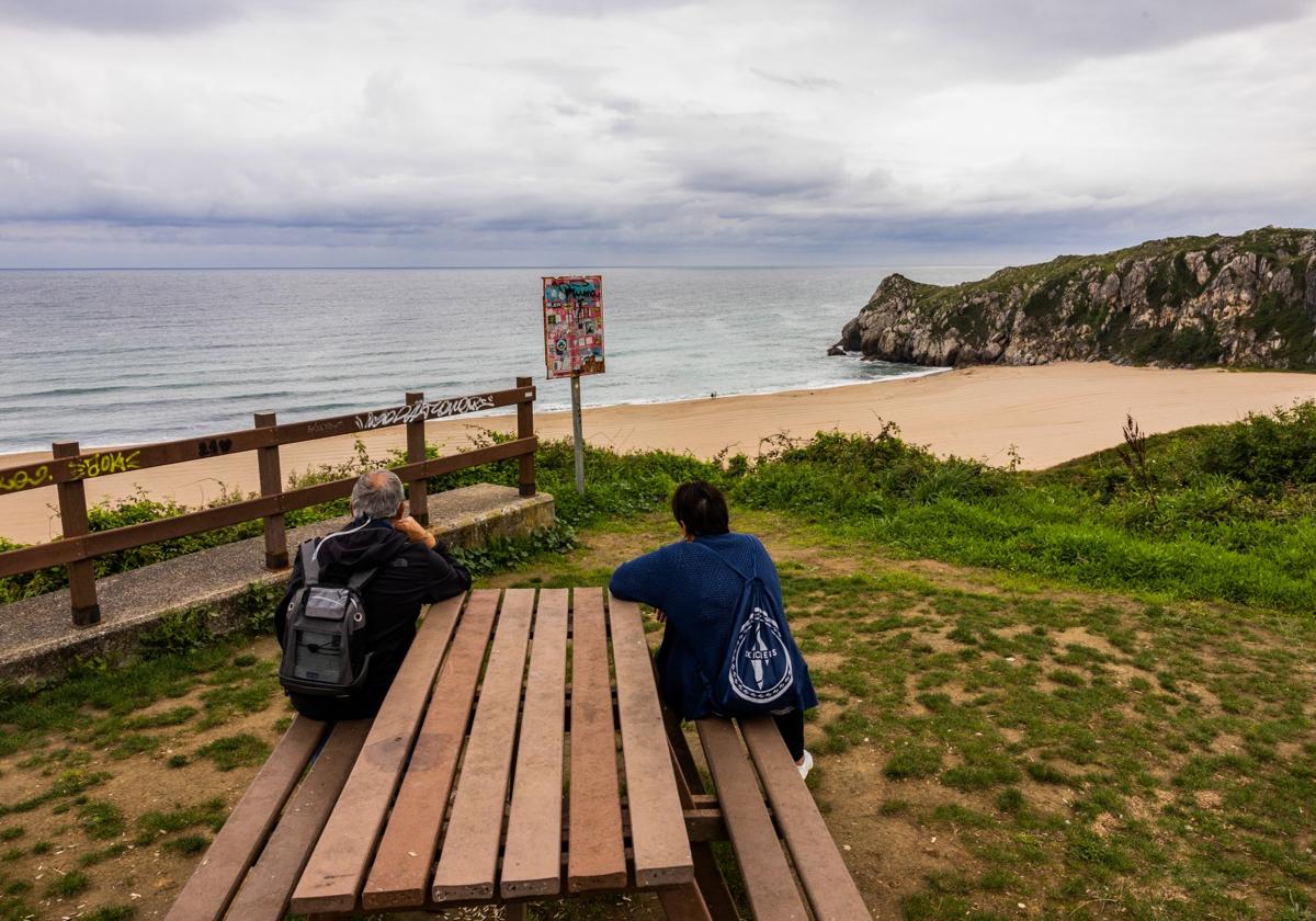 Miengo restringe el acceso de los perros a las playas urbanas y rurales