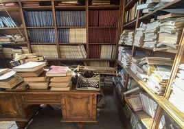 Biblioteca general, plagada de papeles y todo tipo de documentación.