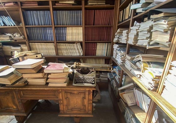 Biblioteca general, plagada de papeles y todo tipo de documentación.