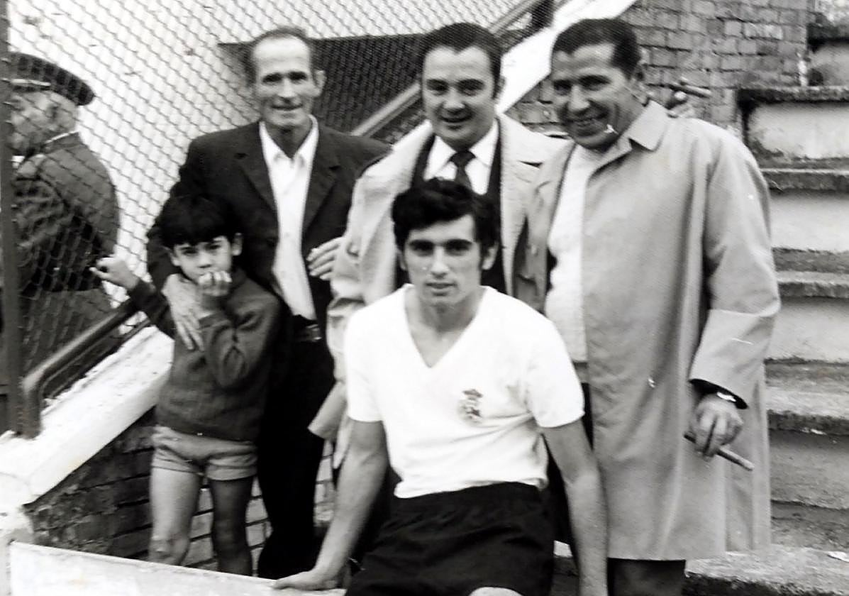 Sebas, en los viejos Campos de Sport con algunos aficionados.