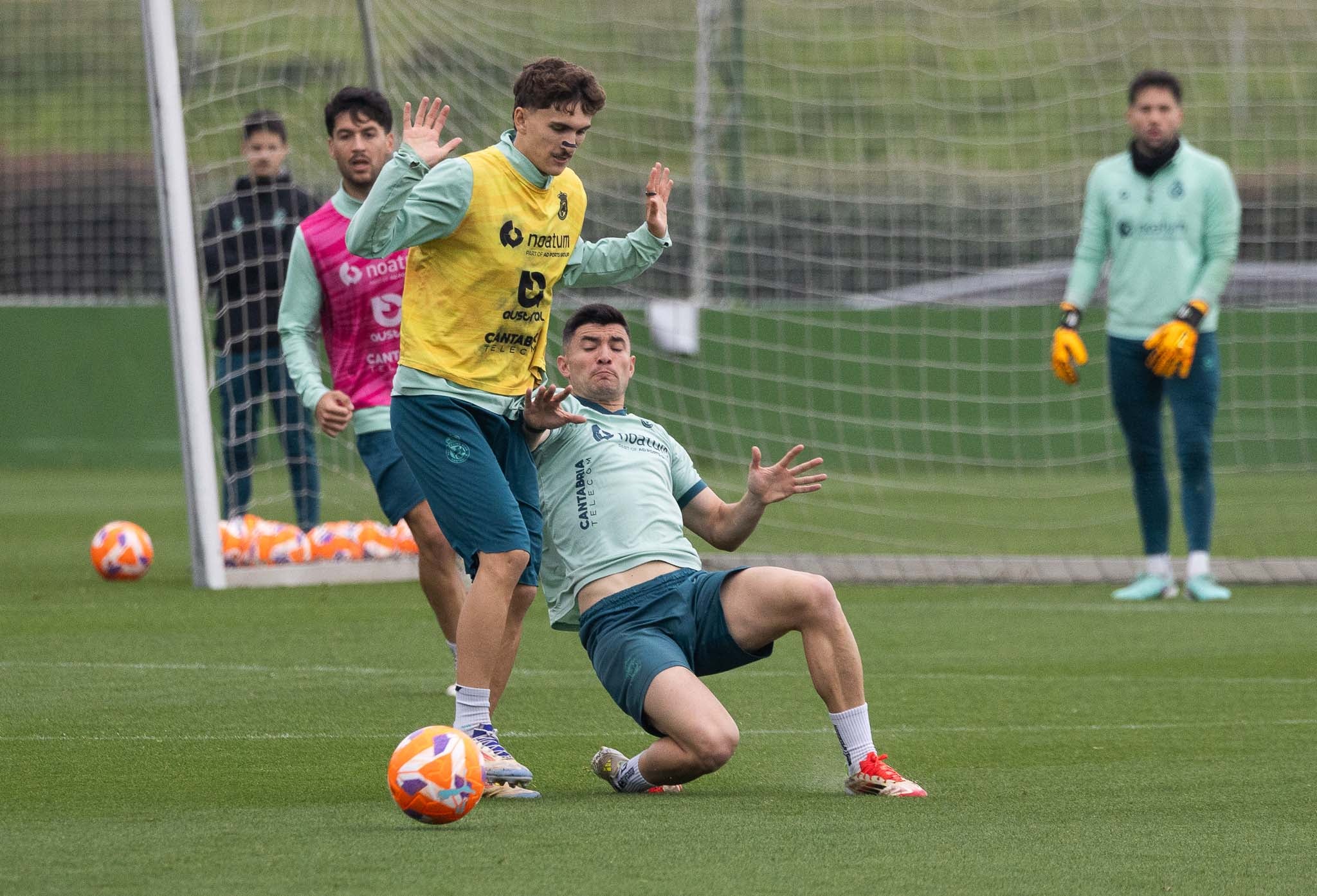 Aldasoro lucha por el balón con Pablo Rodríguez.
