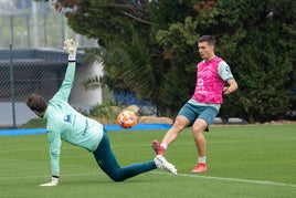 Karrikaburu pica el balón por encima de Jokin Ezkieta