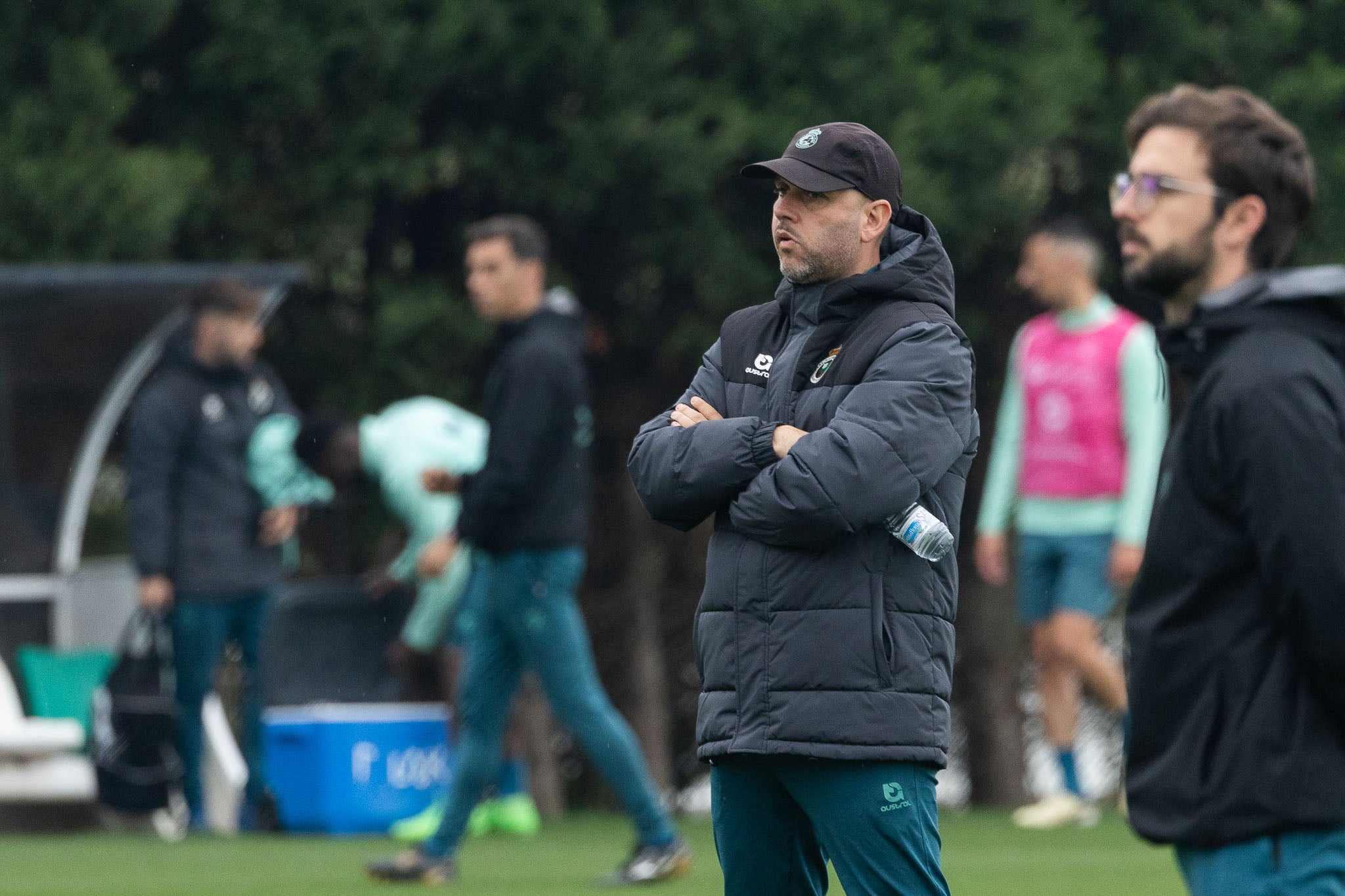 José Alberto observa las evoluciones de sus jugadores.