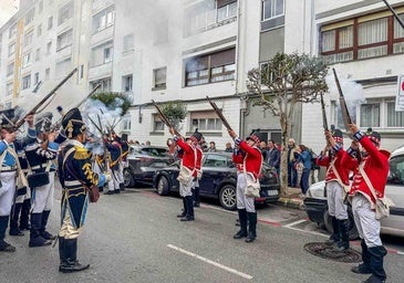 Las tropas dispararon sus fusiles durante el recorrido.