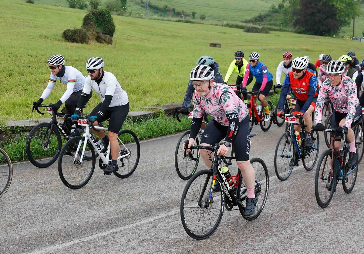 Más de 1.400 ciclistas en La Cantabrona 2025