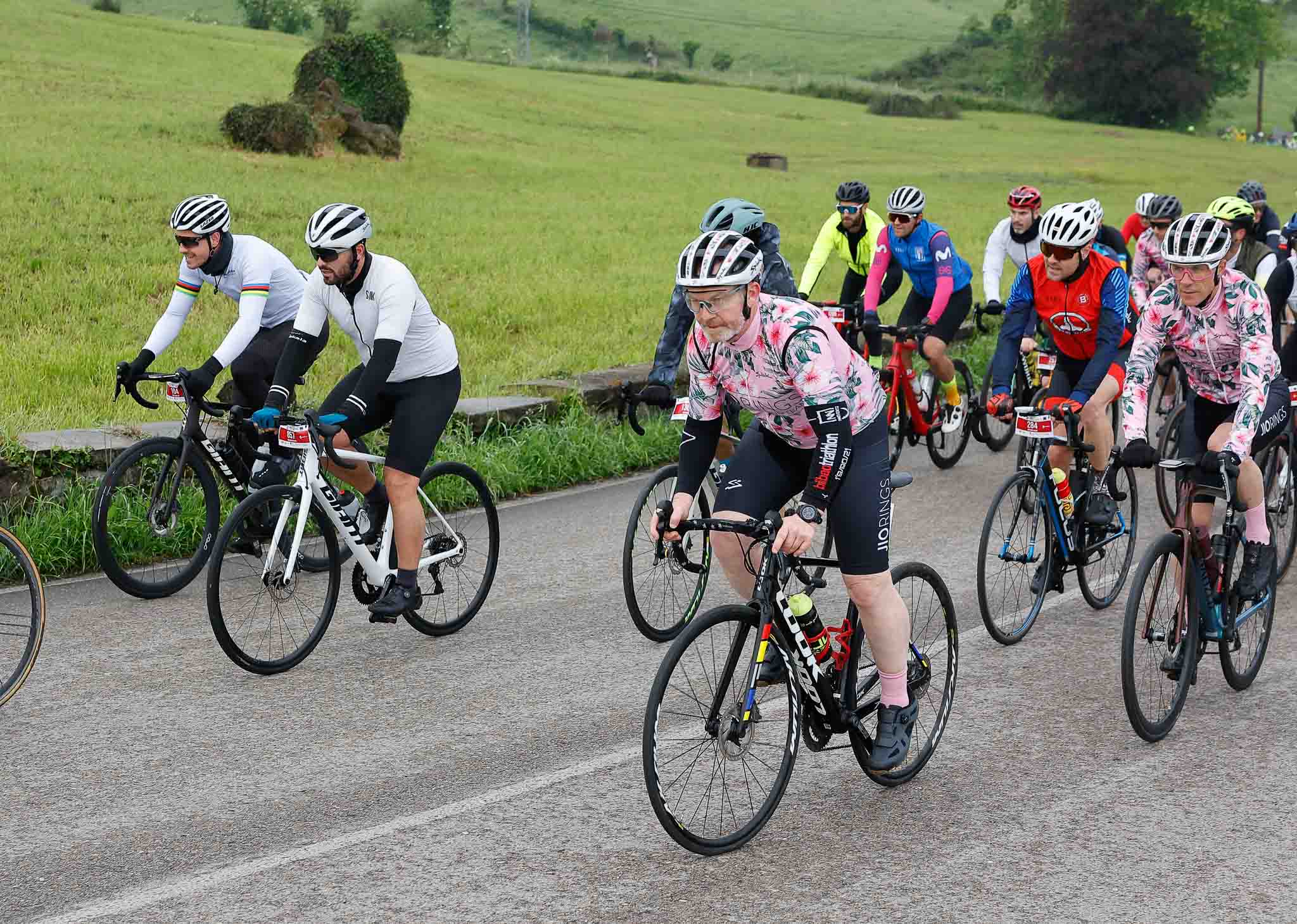 Los ciclistas se lo tomaron con calma en los primros kilómetros.