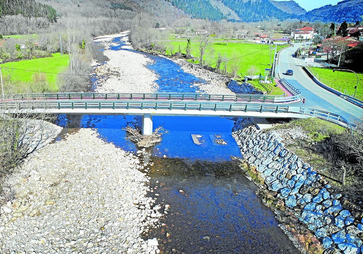 El río Saja, uno de los que pasará a gestionar Cantabria, a su paso por Ruente.