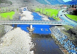 El río Saja, uno de los que pasará a gestionar Cantabria, a su paso por Ruente.