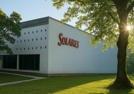 La fachada principal de las instalaciones de la embotelladora de Solares ha sido pintada recientemente.