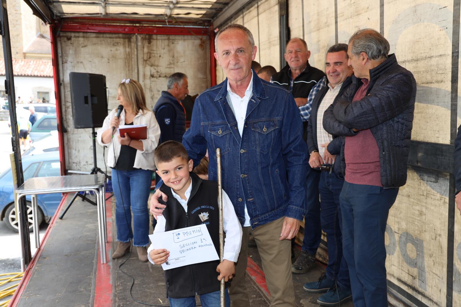 José Manuel Macarulla, director ejecutivo de ARAPARDA, entregó el premio a la ganadería de Eduardo Bueno