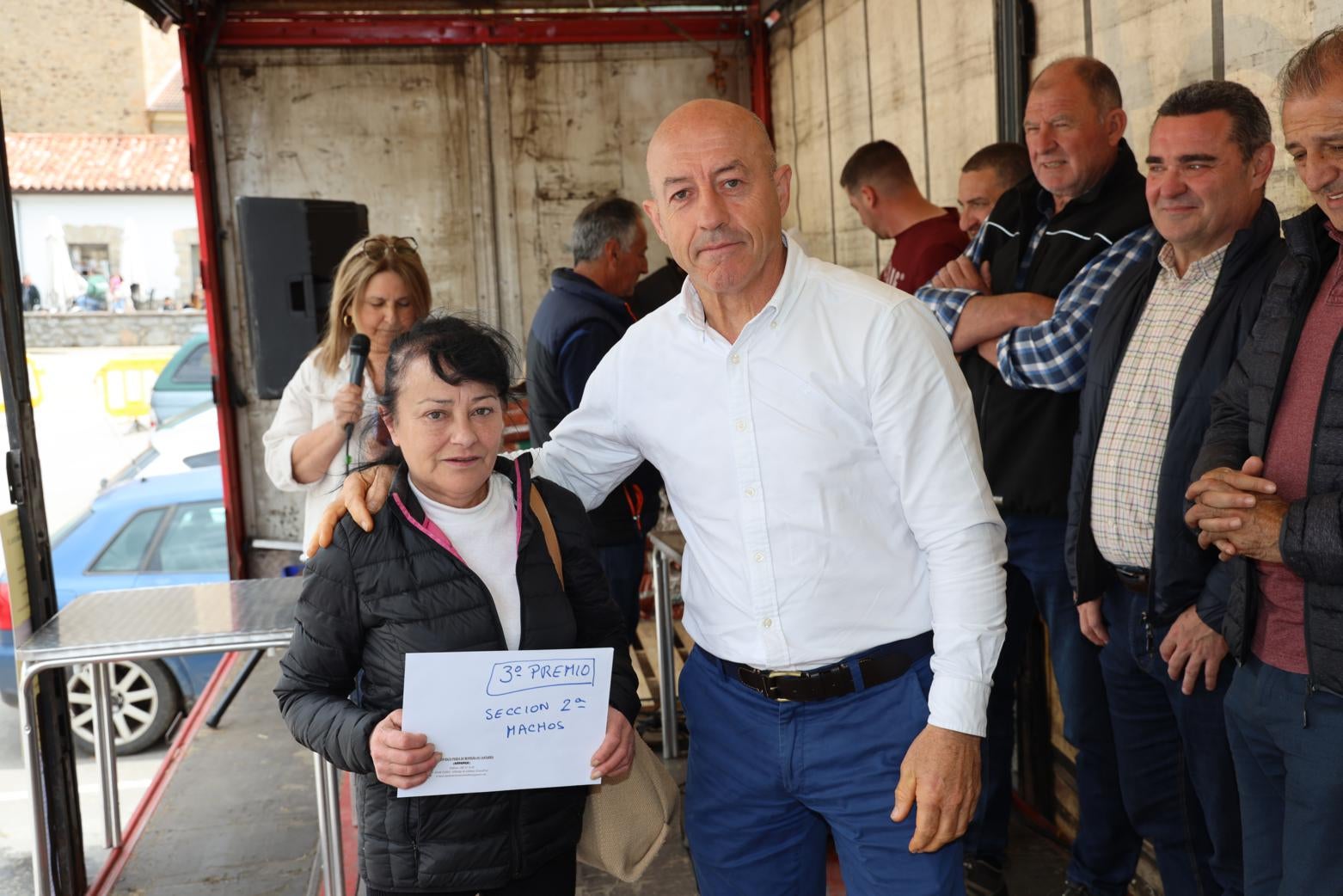 Ernesto Llorente entregó el premio a Yenifer LLorian