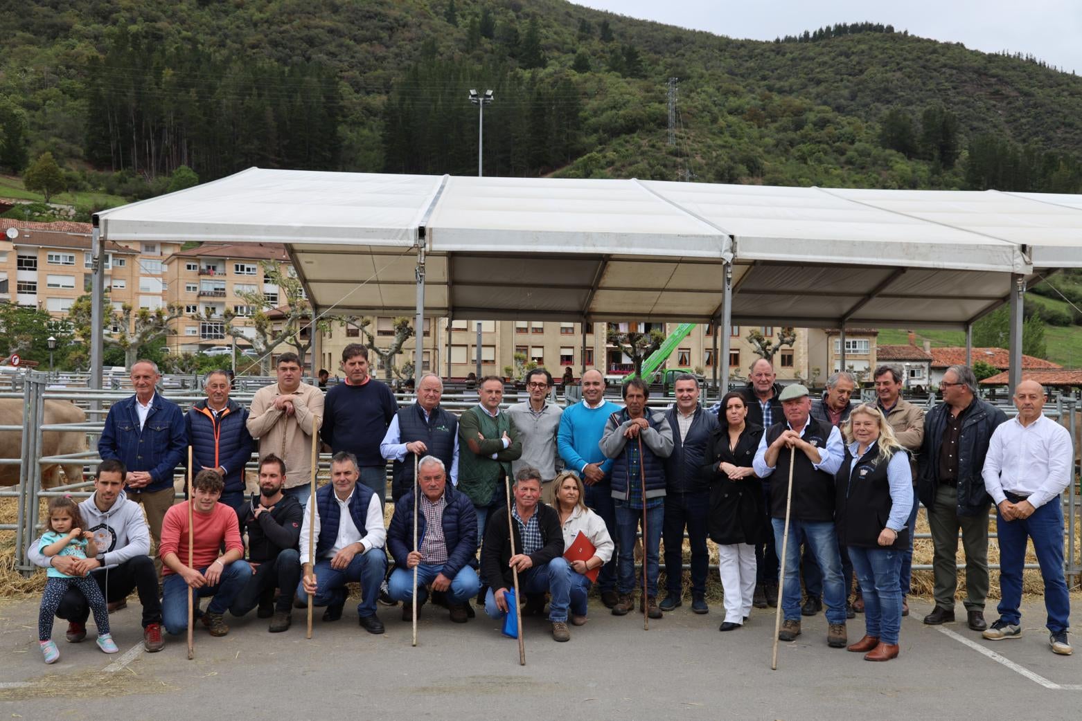 Ganaderos, autoridades, homenajeado y responsables de la organización, posan en el recinto de La Serna