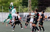 Méndez, el portero del Barbastro, sale para blocar un balón por alto.