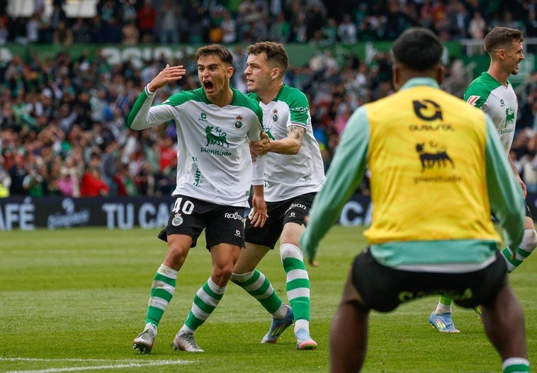 Mario García celebra, junto a Íñigo Vicente, el gol del empate racinguista.