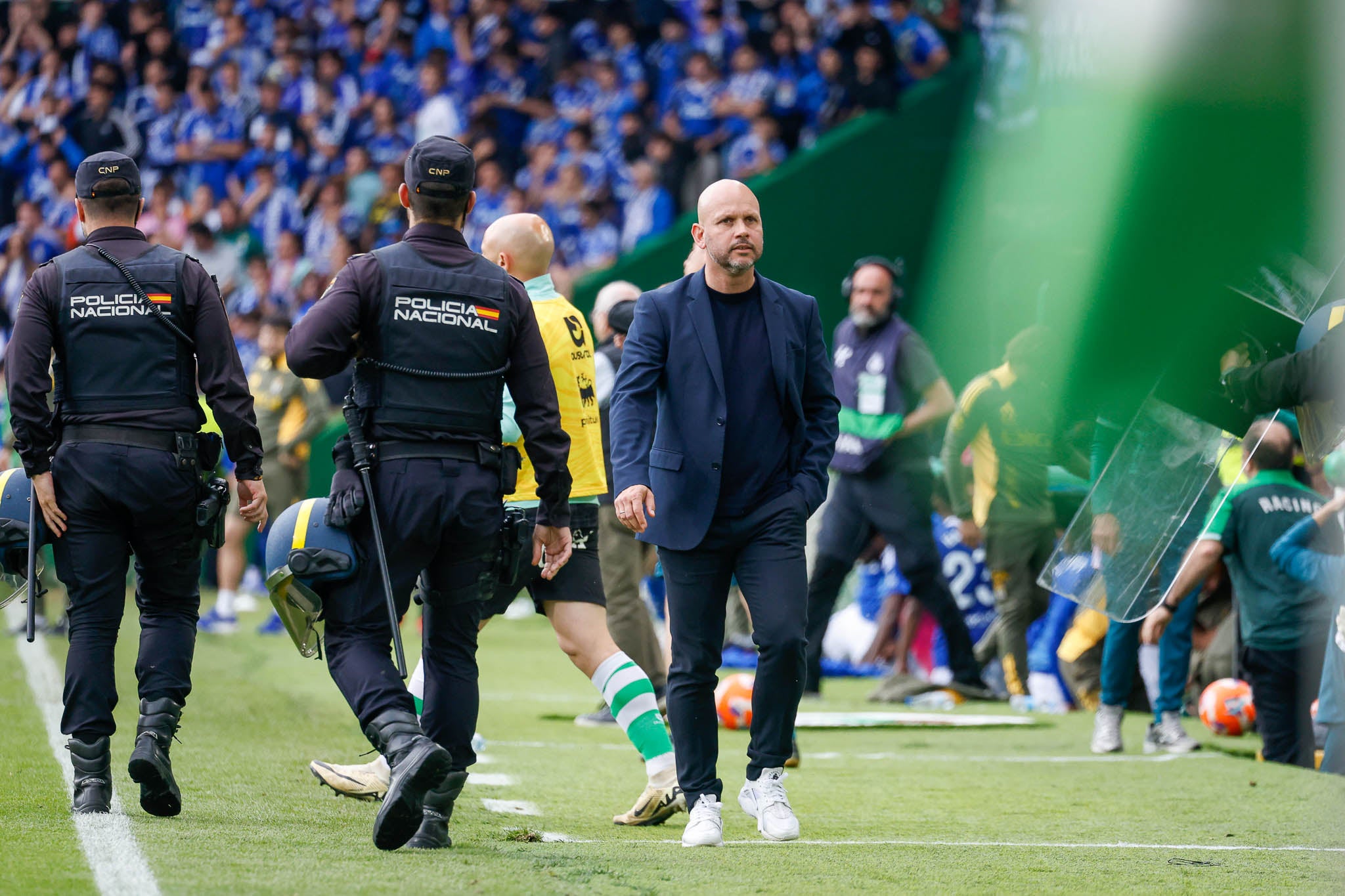 José Alberto, con cara de disgusto, cuando se consumó el empate.