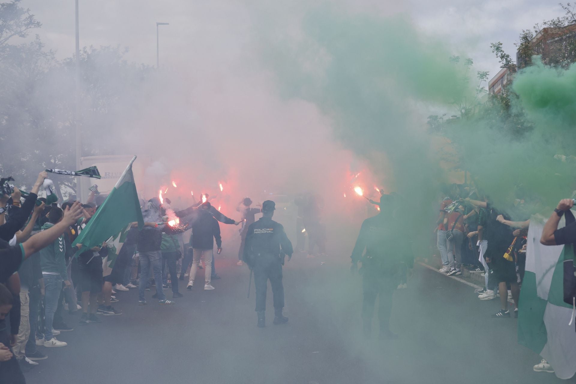 Bengalas y humo antes de la llegada de los jugadores.