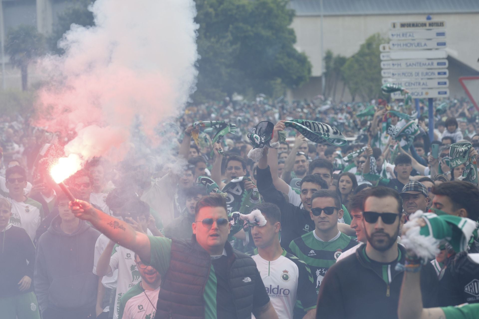 Una marea en verde y blanco aguardaba el autocar.