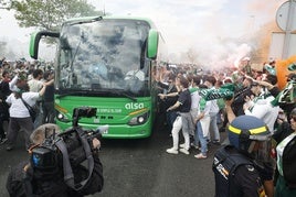 Los aficionados del Racing tocan el autocar a la llegada de los jugadores