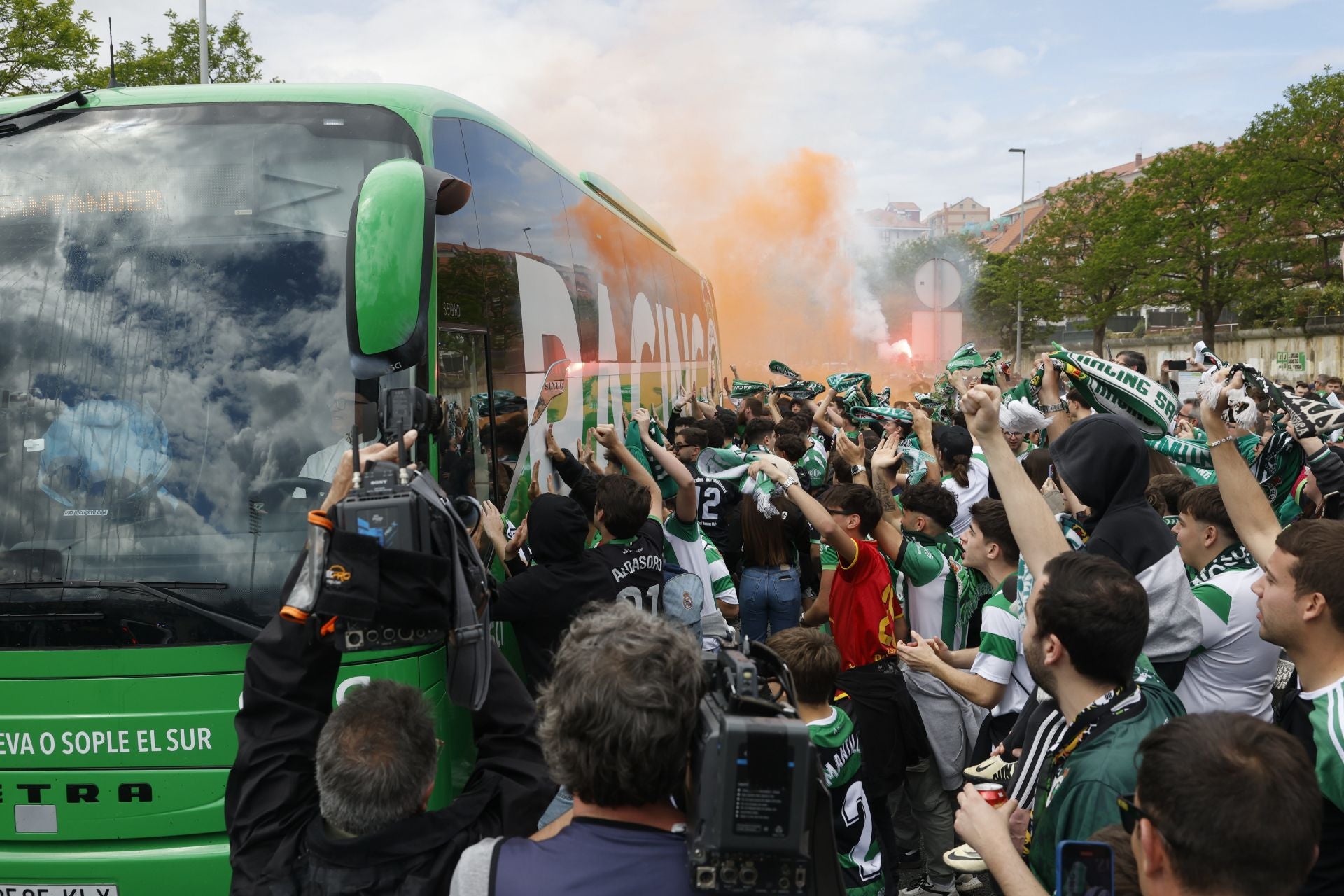 Bufandas y ánimos hacia los jugadores.