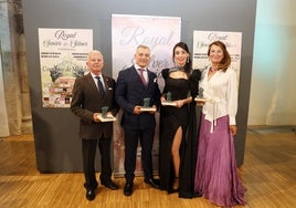 De izquierda a derecha, José Antonio Rivas, Diego Fernando Pulido, Alba María Bobadilla y Rosario Pardo, con sus trofeos