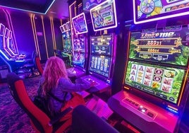 Una mujer, en una sala de juegos de la calle Floranes de Santander.