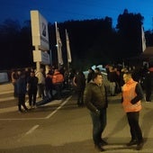 Concentración de trabajadores en Puente San Miguel, en el undécimo día de huelga.