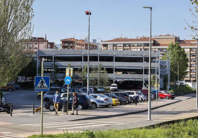 El exterior del aparcamiento, también normalmente lleno.