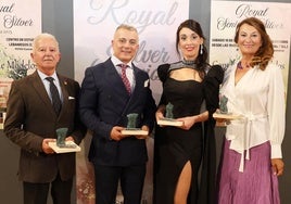 De izquierda a derecha, José Antonio Rivas, Diego Fernando Pulido, Alba María Bobadilla y Rosario Pardo, con sus trofeos